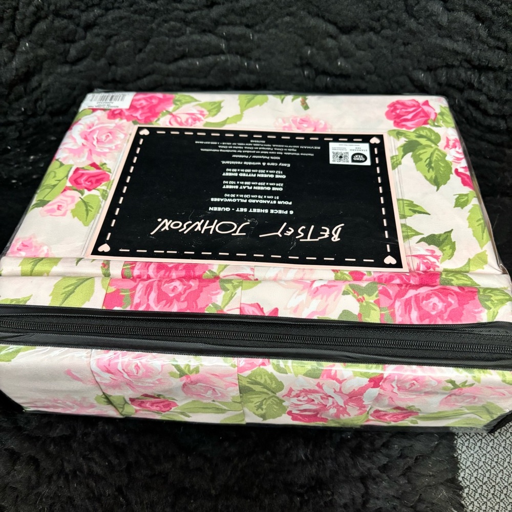 Betsey Johnson Queen size sheets. NEW.  Romantic Roses.  Pinks - Picture 5 of 5